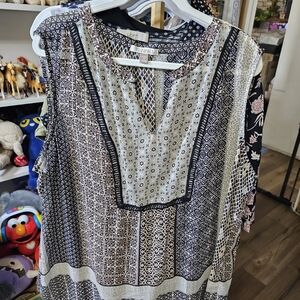 Roz & Ali Black and White Geometric Short Sleeve Top